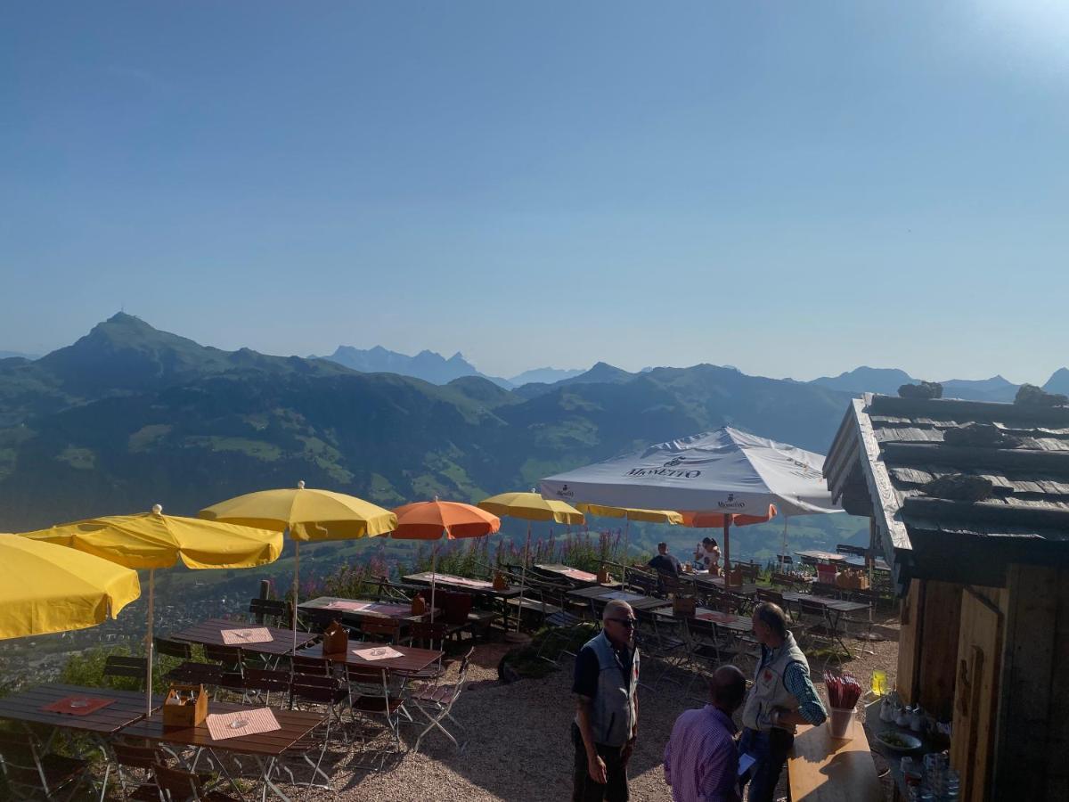 Hocheckhuette On Top Of The Kitzbuehel Hahnenkamm Mountain Exterior foto
