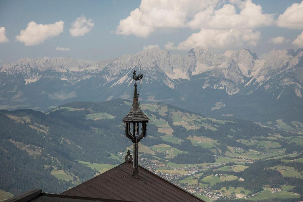 Hocheckhuette On Top Of The Kitzbuehel Hahnenkamm Mountain Exterior foto