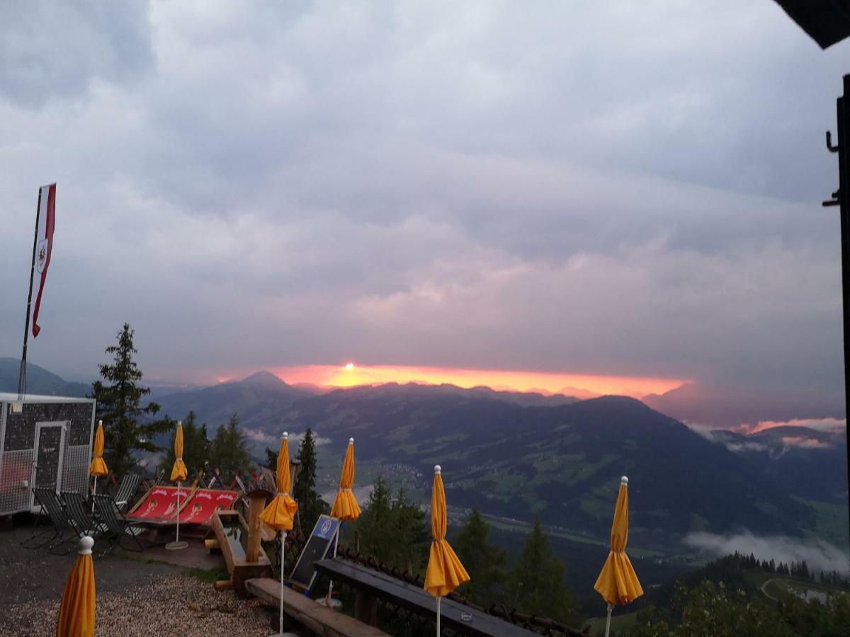 Hocheckhuette On Top Of The Kitzbuehel Hahnenkamm Mountain Exterior foto